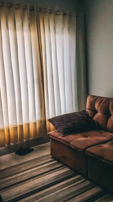 Easy Tips for Creating a Cosy and Inviting Living Room Atmosphere